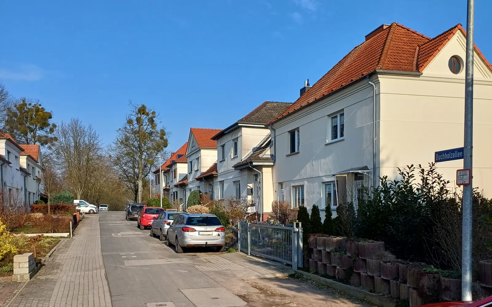 Reihe heller Zweifamilienhäuser mit roten Dächern in der Buchholzallee