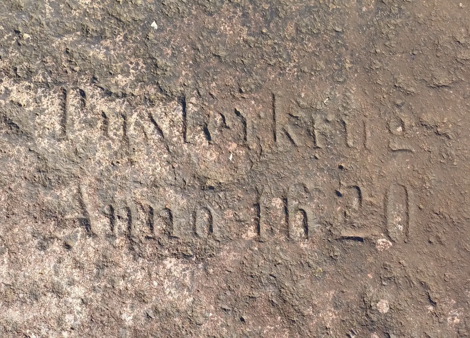 Eingemeißelte Inschrift „Püsserkrug Anno 1620“ auf dem Findling