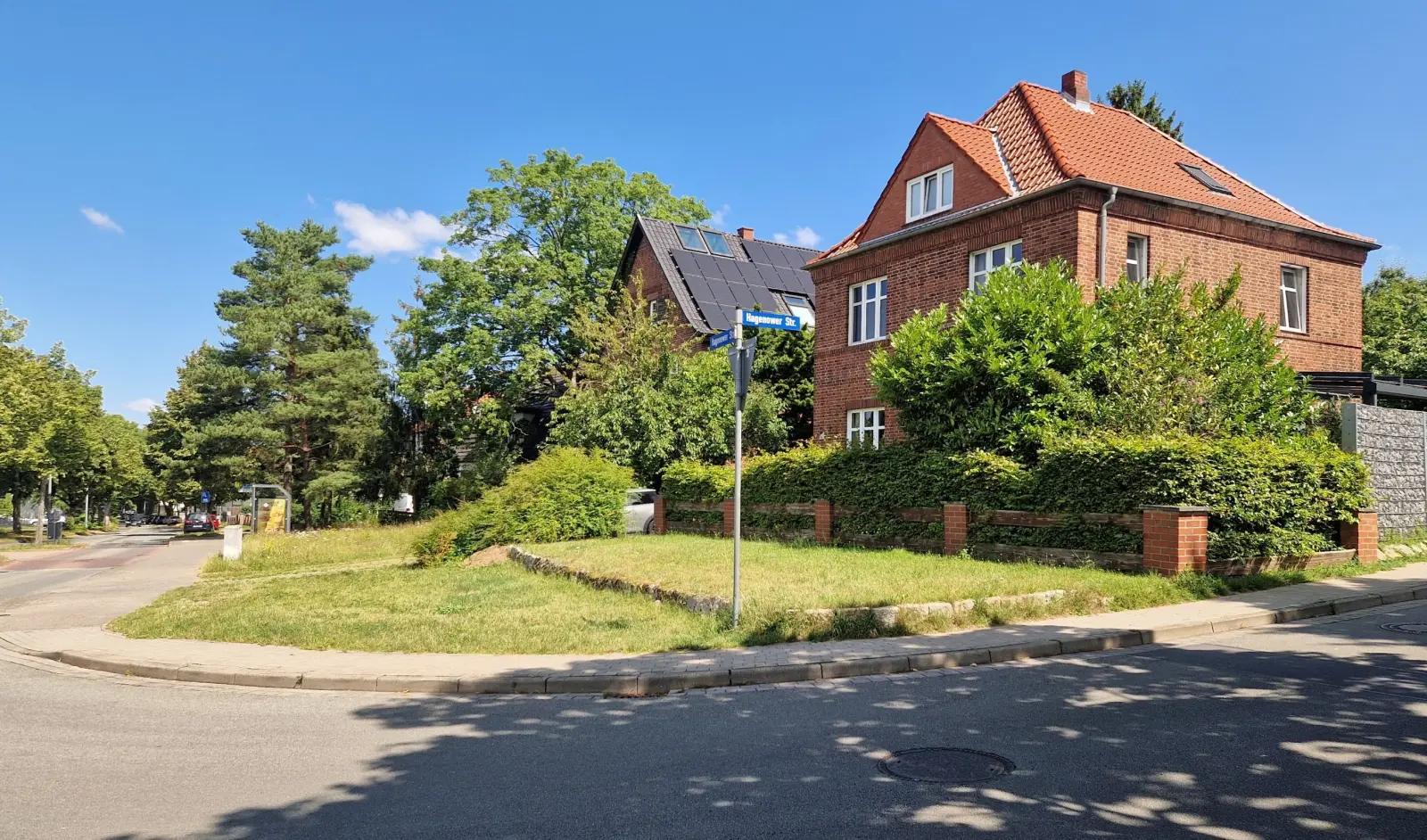 Villa mit rotem Klinker und Garten an der Hagenower Straße