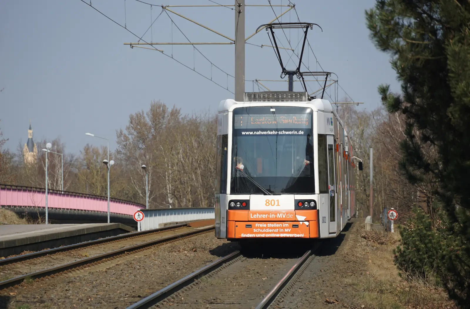 Straßenbahn der Linie 1 an der Haltestelle Gartenstadt